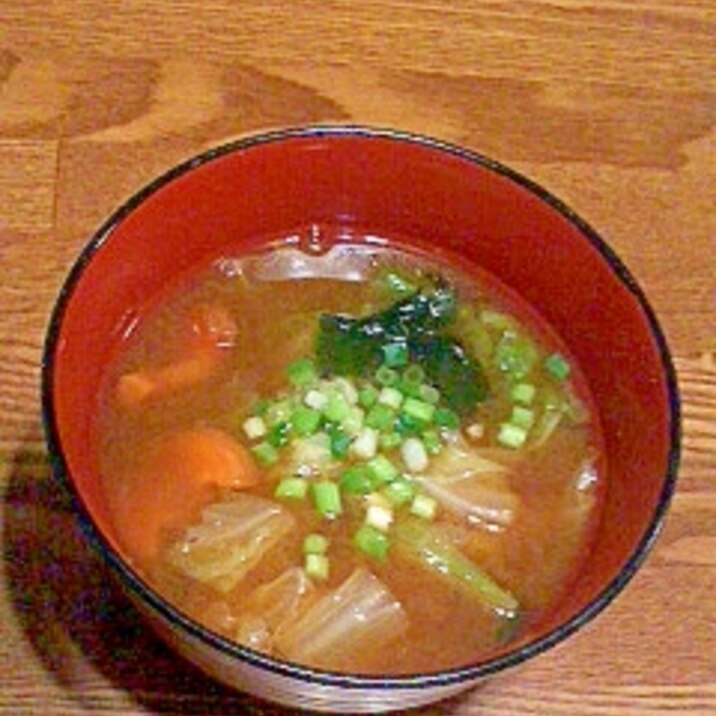 白菜・にんじん・わかめの味噌汁